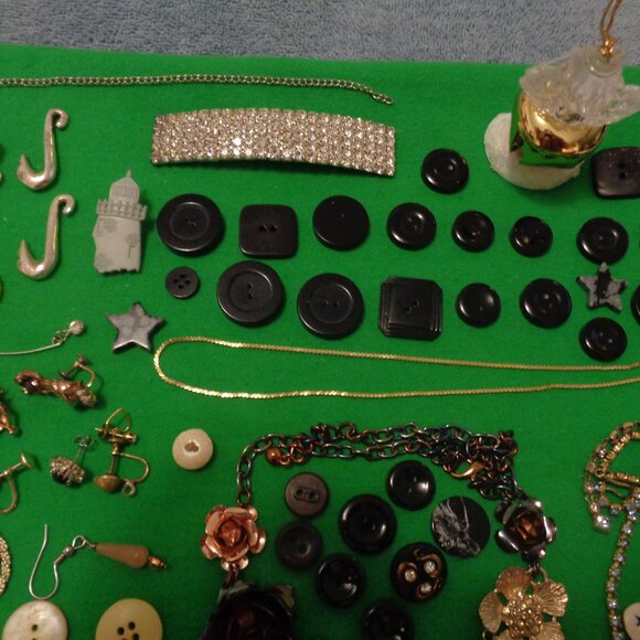VINTAGE JEWELRY & PARTS PIECES Buttons, Clips, Doily, Bottle Etc. Lot - Picture 7 of 15
